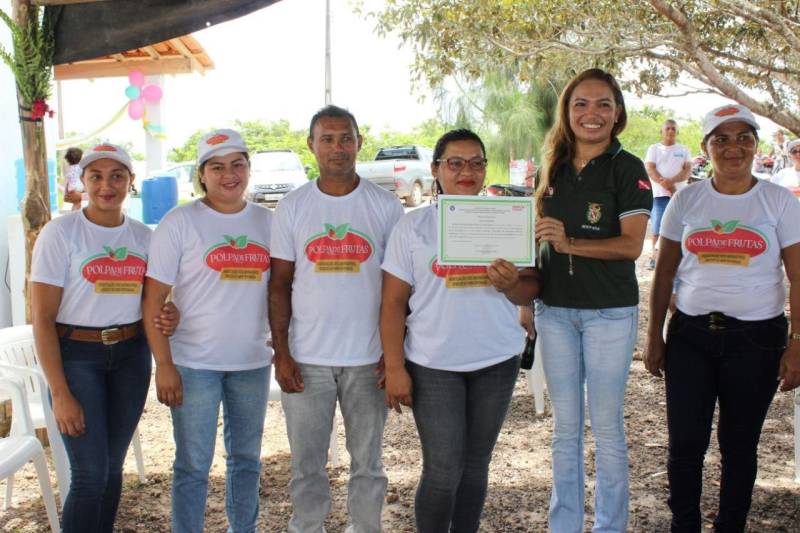 A Agência de Defesa Agropecuária do Pará (Adepará) registrou mais uma empresa produtora de polpa de frutas. É a Associação dos Agricultores do Miritipitanga, localizada em Tomé-Açu, município da região nordeste. Com o registro (foto), a empresa está habilitada a comercializar os produtos de forma legal em todo o Estado. Os membros da Associação já trabalhavam com a produção de polpa de fruta, mas foi no programa de certificação de produtos artesanais de origem vegetal da Adepará que eles viram a oportunidade de legalizar e aumentar a produção.
FOTO: ASCOM / ADEPARÁ
DATA: 21.04.2018
TOMÉ-AÇU - PARÁ <div class='credito_fotos'>Foto: ASCOM ADEPARÁ | <a href='/midias/2018/originais/7095404e-fc12-4879-858d-f942592d8a58.jpg' download><i class='fa-solid fa-download'></i> Download</a></div>