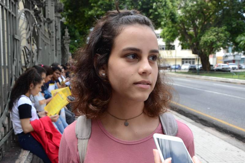 Estudantes de todo o Pará realizaram, neste domingo (11), a segunda prova do Exame Nacional do Ensino Médio. Durante cinco horas, eles resolveram 90 questões de Matemática e Ciências da Natureza (com Física, Química e Biologia). No Instituto de Educação Estadual do Pará (IEEP) a família Martini aguardava a abertura dos portões. As irmãs Giovanna Martini, 16 anos (foto), e Sara Martini, 19 anos, se prepararam em casa para a prova.
FOTO: FERNANDO NOBRE / ASCOM SEDUC
DATA: 11.11.2018
BELÉM - PARÁ <div class='credito_fotos'>Foto: FERNANDO NOBRE/ASCOM SEDUC | <a href='/midias/2018/originais/709fa927-2636-41be-8c9f-ab50ea0e3c04.jpg' download><i class='fa-solid fa-download'></i> Download</a></div>