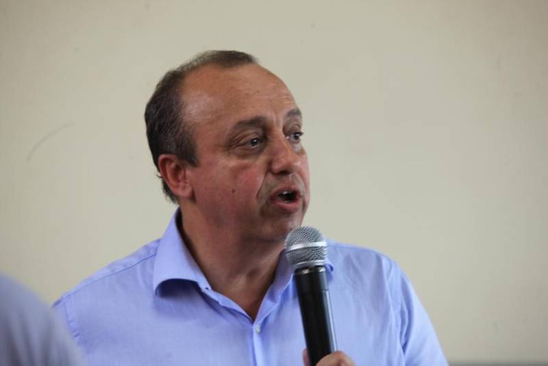 "Hoje é uma nova história, um novo tempo", assim observou o diretor-presidente do Hospital Santa Casa de Misericórdia do município de Óbidos, na região do Baixo Amazonas, a respeito do termo de fomento assinado entre o Governo do Estado, por meio da Secretaria de Saúde Pública (Sespa), e a Associação de Caridade da Santa Casa que garantirá a conclusão da reforma e ampliação da unidade de saúde, orçada em R$ 3,6 milhões. A Santa Casa de Óbidos, unidade quase centenária, fundada em 07/07/1922, é uma das referências em saúde na região formada por municípios da margem esquerda do rio Amazonas. Gerida desde 2014 por uma congregação franciscana, a Santa Casa faz parte do processo de regionalização e descentralização da saúde, que vem sendo promovida pela atual gestão em todas as regiões de integração. Na foto, o titular da Sespa, Vítor Mateus.
FOTO: RODOLFO OLIVEIRA / AG. PARÁ
DATA: 09.03.2018
ÓBIDOS - PARÁ
<div class='credito_fotos'>Foto: Rodolfo Oliveira/Ag. Pará | <a href='/midias/2018/originais/70a7b277-ec19-4f63-9db7-6fc35d805a91.jpg' download><i class='fa-solid fa-download'></i> Download</a></div>