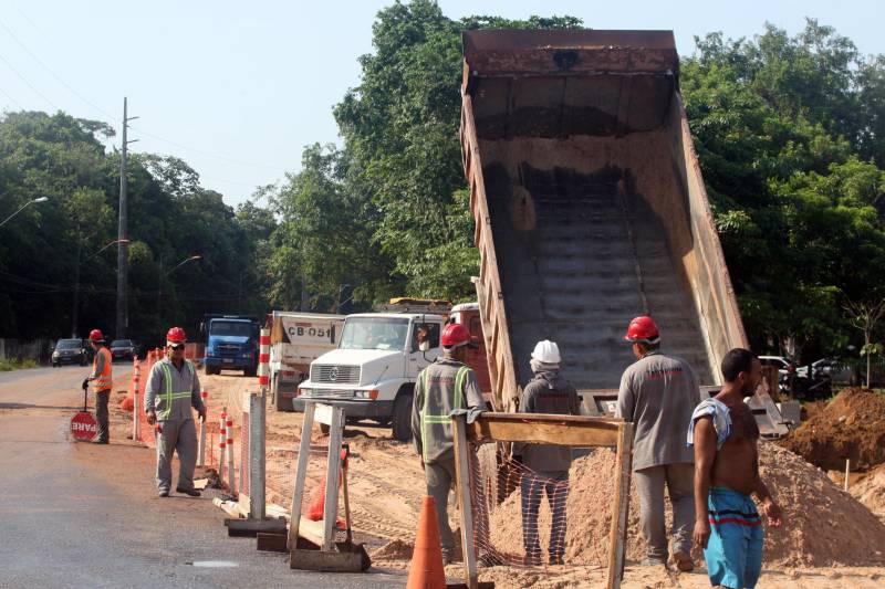 O mototaxista Anderson Silva, 40 anos, há 10 trabalha nas ruas do Bengui, Parque Verde e Tapanã. Ele comemora as obras que irão facilitar a vida de quem trafega pelas Ruas Yamada (foto) e do Tapanã. O Governo do Estado está trabalhando em várias frentes nas obras, só a Rua Yamada está sendo duplicada em uma extensão de 4,14 quilômetros
FOTO: SIDNEY OLIVEIRA / AG. PARÁ
DATA: 04.11.2018
BELÉM - PARÁ <div class='credito_fotos'>Foto: Sidney Oliveira/Ag. Pará | <a href='/midias/2018/originais/70adcf71-94c2-44ac-9eb9-8eca7acb0733.jpg' download><i class='fa-solid fa-download'></i> Download</a></div>