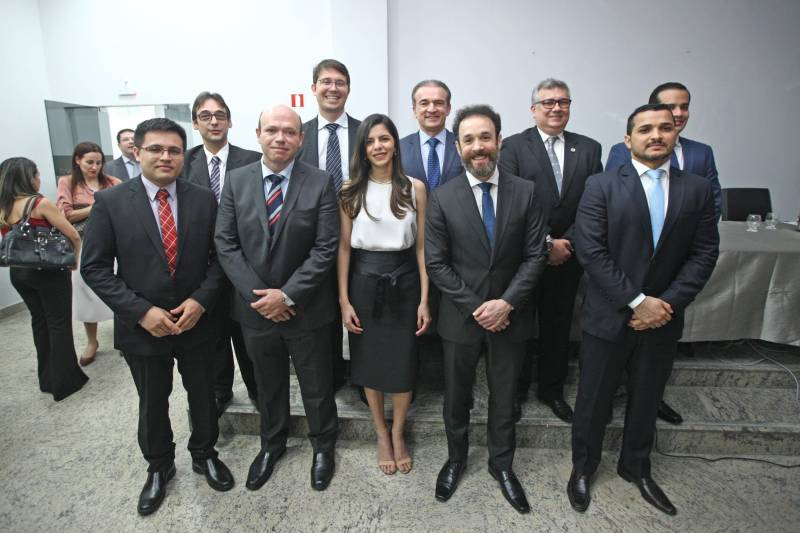 O procurador-geral do Estado, Ophir Cavalcante Junior, deu posse, na tarde da última segunda-feira (26), a seis novos procuradores do Estado, aprovados no 20º concurso público da Procuradoria Geral do Estado (PGE). O evento ocorreu no auditório do prédio-sede da instituição, em Batista Campos, Belém. Foram empossados Idemar Cordeiro Peracchi, Edson dos Santos Matoso, Ducival Carvalho Pereira Júnior, Giulliane Pinheiro Corrêa de Lima, Jobson de Oliveira Pereira e Arthur Marcel Batista Gomes. A cerimônia teve a presença do procurador-geral adjunto, Henrique Nobre Reis, do corregedor-geral da PGE, Paulo de Tarso Dias Klautau Filho, do presidente da Associação dos Procuradores do Estado, Ary Lima Cavalcanti, e de diversos procuradores do Estado, familiares e amigos dos empossados.
FOTO: THIAGO GOMES / AG. PARÁ
DATA: 27.03.2018
BELÉM - PARÁ <div class='credito_fotos'>Foto: Thiago Gomes /Ag. Pará | <a href='/midias/2018/originais/70bc7d06-077e-450e-bba2-0f2a633f0ae3.jpg' download><i class='fa-solid fa-download'></i> Download</a></div>