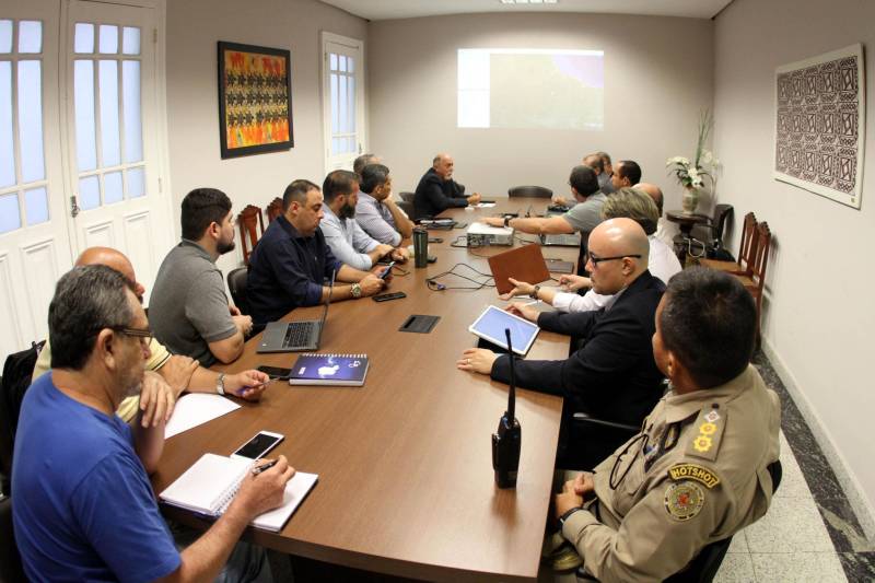 O governador Simão Jatene se reuniu na tarde deste sábado (26) com secretários e gestores de diferentes pastas e órgãos que atendem diretamente a população do Estado, para traçar um cenário da atual situação de abastecimento de insumos e produtos básicos, diante da paralisação nacional dos caminhoneiros. 

FOTO: CRISTINO MARTINS / AG. PARÁ
DATA: 26.05.2018
BELÉM - PARÁ <div class='credito_fotos'>Foto: Cristino Martins/Ag. Pará   |   <a href='/midias/2018/originais/70bcc27e-8843-4bde-b738-8ccb5e8b4d06.jpg' download><i class='fa-solid fa-download'></i> Download</a></div>