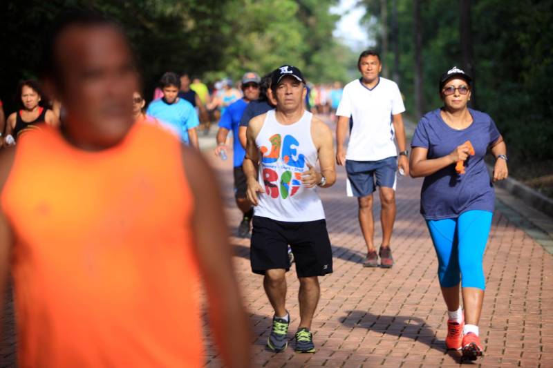 Uma reabertura feita a milhares de mãos. A fita inaugural colocada no inicio da trilha principal do Parque do Utinga foi rompida por mais de cinco mil pessoas ansiosas pelo inicio da caminhada, marcando o segundo dia da programação de reabertura do mais novo espaço paraense de lazer e interatividade com a natureza.
FOTO: MÁCIO FERREIRA / AG. PARÁ
DATA: 17.03.2018
BELÉM - PARÁ <div class='credito_fotos'>Foto: MÁCIO FERREIRA/ AG. PARÁ | <a href='/midias/2018/originais/70d5ca36-0220-48d9-ad86-0832f039d78a.jpg' download><i class='fa-solid fa-download'></i> Download</a></div>