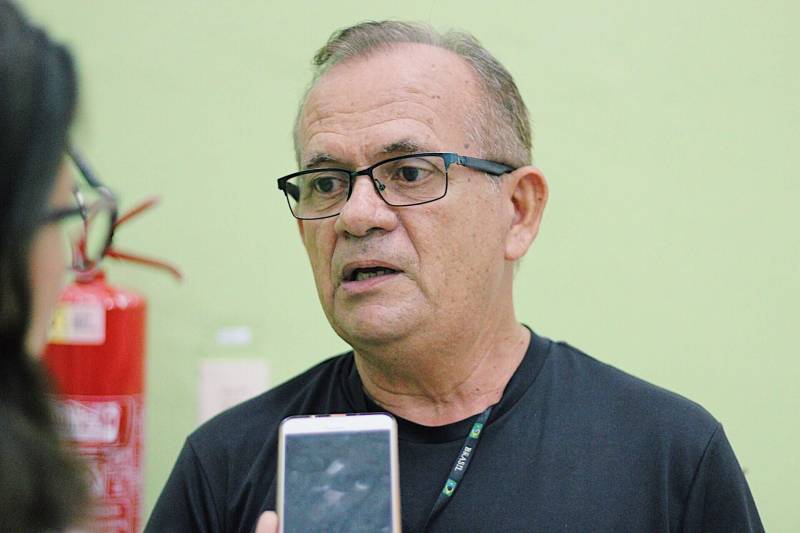 A oportunidade de refazer a vida e adquirir novas experiências profissionais foi proporcionada a quinze egressos por meio de uma parceria da Superintendência do Sistema Penitenciário do Estado (Susipe) com o Serviço Nacional de Aprendizagem Rural (Senar). A ação é realizada pela Coordenadoria de Educação Prisional da Susipe com a oferta do curso de "Produção Artesanal de Produtos de Higiene e Limpeza" que acontece no Núcleo de Desenvolvimento Educacional da Fábrica Esperança, em Belém. Na foto, o instrutor do Senar, José Maria.

FOTO: VELOSO JUNIOR / ASCOM SUSIPE
DATA: 05.11.2018
BELÉM - PARÁ <div class='credito_fotos'>Foto: Veloso Junior / Ascom Susipe   |   <a href='/midias/2018/originais/70d65f4c-232c-4cc1-96b4-ac97e3727e8f.jpg' download><i class='fa-solid fa-download'></i> Download</a></div>