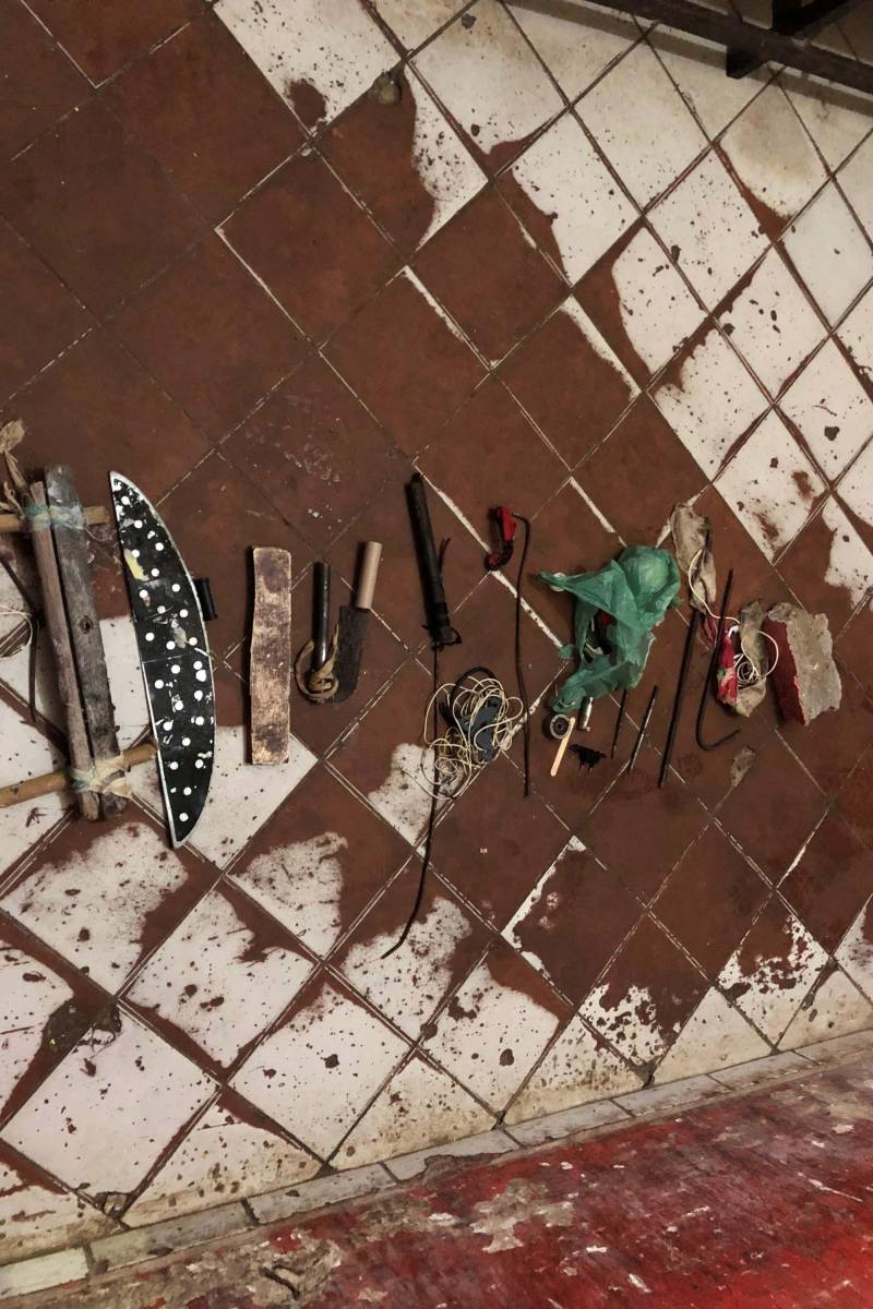 A Superintendência do Sistema Penitenciário do Pará (Susipe), em parceria com a Polícia Militar, realiza desde quarta-feira (7) a Operação Sentinela do Norte, nos complexos penitenciários de Marituba e Santa Izabel do Pará, na Região Metropolitana de Belém. O objetivo das revistas estruturais nas unidades prisionais é apreender objetos ilícitos e frustrar possíveis planos de fuga, encontrando escavações nas celas. A ação faz parte da Operação Carnaval 2018, coordenada pela Secretaria de Estado Segurança Pública e Defesa Social (Segup). As revistas começaram na última quinta-feira (1º) no Complexo Penitenciário de Marituba. No Presídio Estadual Metropolitano I (PEM I) cerca de 30 policiais militares entraram na casa penal para uma revista minuciosa em todos os blocos carcerários. O diretor da unidade prisional, tenente-coronel Emerson Barbosa, informou que a operação é fundamental para manter a tranquilidade nas unidades prisionais.
FOTO: AKIRA ONUMA / ASCOM SUSIPE
DATA: 08.02.2018
BELÉM - PARÁ <div class='credito_fotos'>Foto: Akira Onuma / Ascom Susipe | <a href='/midias/2018/originais/70da9253-bcc1-4076-9916-a5371e14998c.jpg' download><i class='fa-solid fa-download'></i> Download</a></div>
