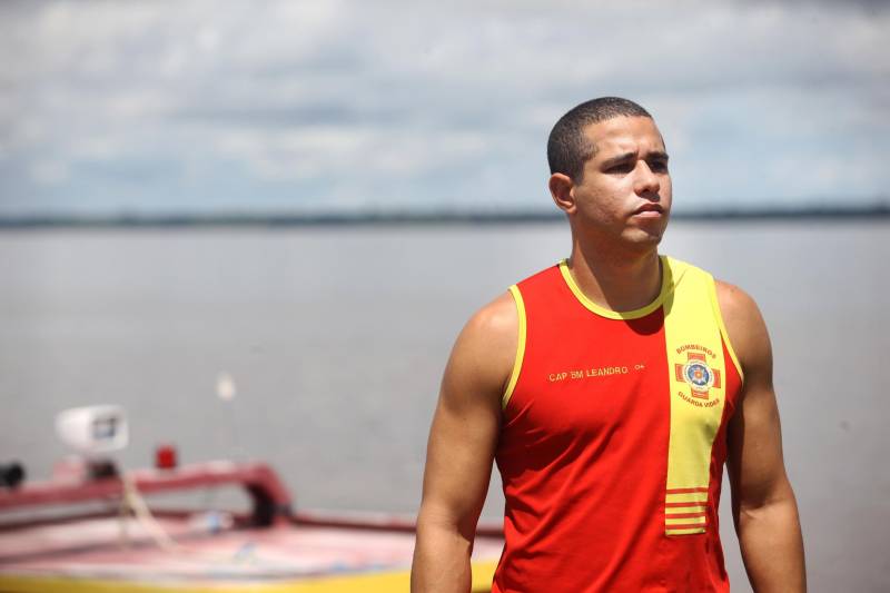 O Grupamento Marítimo Fluvial do Corpo de Bombeiros Militar do Pará conta com um efetivo de 40 homens. Eles atuam em todo o Pará no trabalho de salvamento aquático. Nos últimos anos, um dado vem chamando a atenção da companhia: o número acentuado de mortes por afogamento no Estado. Em 2018, foram registrados, até o momento, 36 afogamentos fatais no Pará. Trinta e três são do sexo masculino. Essa estatística reforça a necessidade de se trabalhar a prevenção. “O erro é subestimar a força da natureza e seus perigos. É preciso estar muito atento à correnteza e a locais impróprios para o banho”, alerta o capitão Leandro Tavares (foto), subcomandante do Grupamento Marítimo Fluvial.
FOTO: MARCELO LELIS / AG. PARÁ
DATA: 17.04.2018
BELÉM - PARÁ <div class='credito_fotos'>Foto: Marcelo Lelis / Ag. Pará | <a href='/midias/2018/originais/70dfb5a6-e338-4011-9c1f-54a87ac6c093.jpg' download><i class='fa-solid fa-download'></i> Download</a></div>