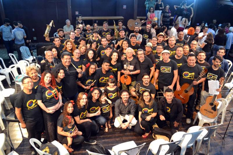 Um repertório inteiro baseado na obra de Jacob do Bandolim, muitos sorrisos e uma plateia extremamente participativa e atenta. Assim foi a noite da última sexta-feira, 4, no Teatro Experimental Waldemar Henrique, na Praça da República, em Belém. O espetáculo (foto) promovido por mais de 45 músicos foi o encerramento do primeiro módulo do projeto, uma iniciativa da Fundação Cultural do Pará que desde 2006 reúne músicos em vários estágios de aprendizado e de várias idades - dos 13 aos 60 - e difunde o choro como um dos principais estilos musicais paraenses.
FOTO: ASCOM / FCP
DATA: 05.05.2018
BELÉM - PARÁ <div class='credito_fotos'>Foto: ASCOM FCP | <a href='/midias/2018/originais/70e0cbe1-23db-414d-937e-a7c9e5f491b3.jpg' download><i class='fa-solid fa-download'></i> Download</a></div>