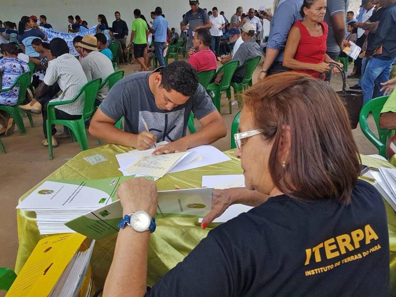 Cento e vinte e sete famílias do PEAS (Projeto Estadual de Assentamento Sustentável) Lourival Santana comemoram o título definitivo de terra recebido no início da tarde desta quinta-feira, 10, no município de Eldorado do Carajás, no sul do Pará. Com esta entrega o Governo do Estado, através do Instituto de Terras do Pará (Iterpa), beneficiou duas mil famílias, somente nos primeiros cinco meses de 2018. Na foto, Luan Saraiva Carvalho.
FOTO: DANI FILQUEIRAS / ASCOM SEMSU
DATA: 10.05.2018
ELDORADO DOS CARAJÁS - PARÁ <div class='credito_fotos'>Foto: DANI FILGUEIRAS / ASCOM SEMSU | <a href='/midias/2018/originais/70e1890f-3994-4d98-a29f-2e162841ace8.jpg' download><i class='fa-solid fa-download'></i> Download</a></div>