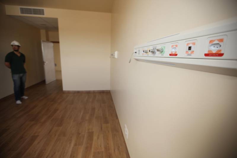 As obras estruturais no Hospital Abelardo Santos, no distrito de Icoaraci, na Grande Belém, já estão quase 100% concluídas. A unidade de saúde será a maior do Pará, com 10 andares, 269 leitos e portas abertas para atender cerca de 2 milhões de pessoas somente na região metropolitana, além de ser mais uma opção para desafogar o atendimento dos municípios da região das ilhas e nordeste do estado. Até o início de dezembro, o hospital, antes com capacidade para 50 leitos em somente um pavimento, será inaugurado. A unidade de saúde está 95% pronta, faltando apenas a instalação dos equipamentos médico-assistenciais e as obras de acabamento do andar térreo.
FOTO: MÁCIO FERREIRA / AG. PARÁ
DATA: 31.10.2018
ICOARACI - PARÁ <div class='credito_fotos'>Foto: MÁCIO FERREIRA/ AG. PARÁ | <a href='/midias/2018/originais/70e6529e-8bfe-4d19-9134-bf2581598a8a.jpg' download><i class='fa-solid fa-download'></i> Download</a></div>