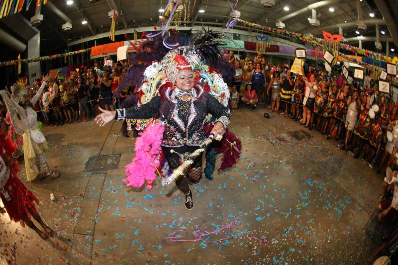 Mais de quatro mil idosos caíram na folia na tarde desta quarta-feira (7), durante o 18° Baile Carnavalesco da Melhor Idade, do projeto Vida Ativa, executado pela Secretaria de estado de Esporte e Lazer (Seel). Uma das grandes atrações foi o concurso que escolheu a “Rainha das Rainhas” da terceira idade, título que este ano ficou com a candidata Lindaura Cardoso, de 63 anos.
FOTO: CARLOS SODRÉ / AG. PARÁ
DATA: 07.02.2018
BELÉM - PARÁ <div class='credito_fotos'>Foto: CARLOS SODRÉ / AG. PARÁ | <a href='/midias/2018/originais/70f7e22b-4292-4311-8938-643813a8045f.jpg' download><i class='fa-solid fa-download'></i> Download</a></div>