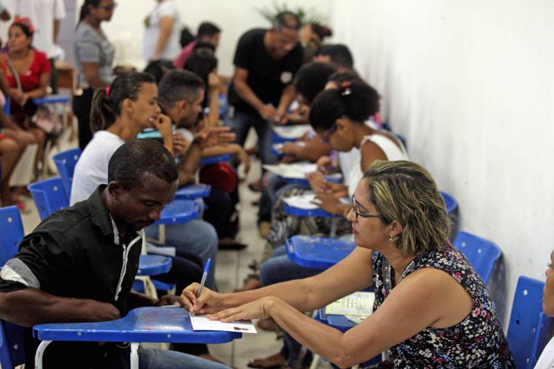 “Perdi todos os documentos na chuva, assim como quase tudo de dentro da casa. Poder tirar os documentos hoje, menos de uma semana depois do desastre e tudo de graça, é bom, chegou na hora certa e vai ajudar muita gente mesmo”. A fala é Adriano Pinheiro, morador do bairro Angelim, um dos 15 afetados pela forte enxurrada que alagou 40% do município de Paragominas, no nordeste paraense, na semana passada. Ele se soma a outras centenas de pessoas que estiveram nesta terça-feira (17), na Escola Municipal Anésia da Costa Chaves, primeiro local da Caravana do ProPaz no município (foto). Semelhante as demais ações do ProPaz Cidadania, o programa está viabilizando no município a emissão de 2ª via de Certidão de Nascimento, Registro Geral (RG), 2ª via de CPF, carteira social (mudança de gênero), fotos para os documentos e a carteira do ID Jovem, que possibilita a jovens de 15 a 29 anos, diversos benefícios, entre eles, meia passagem em trajetos interestaduais.
FOTO: SIDNEY OLIVEIRA / AG. PARÁ
DATA: 17.04.2018
PARAGOMINAS - PARÁ
<div class='credito_fotos'>Foto: Sidney Oliveira/Ag. Pará | <a href='/midias/2018/originais/70f88159-53cd-455e-9740-fb28952457fd.jpg' download><i class='fa-solid fa-download'></i> Download</a></div>