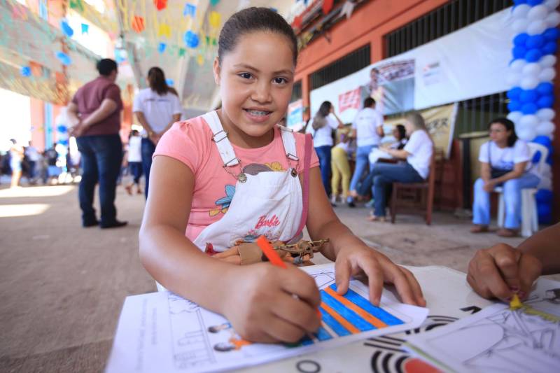 Nesta sexta-feira, uma programação alegre e diferenciada marcou as comemorações pelos 14 anos do Pro Paz no Pará, iniciativa que surgiu em 2004 como um programa do Governo do Estado, convertida mais tarde em política pública por força de decreto, até se consolidar, em 2015, na Fundação Pro Paz, que tem a missão de racionalizar e ordenar recursos e ações para transformar a vida de milhares de paraenses em situação de vulnerabilidade social. A existência do Pro Paz fez do Pará vanguarda na Federação, por ser o único estado que possui, há mais de dez anos, um protocolo padrão para atendimento a crianças e adolescentes vítimas de violência que é modelo para o Brasil, referendado pela ONG Childhood Brasil e reconhecido pela ONU. O modelo referência do trabalho do Pro Paz foi que levou o Pará a ganhar da Organização das Nações Unidas (ONU), em 2015, o reconhecimento por manter uma das onze melhores práticas das Américas para a integração de sistemas de segurança pública com políticas sociais. Na foto, Thayse Lima, de 12 anos, é aluna do polo Pro Paz nos Bairros que fica na UFRA, bairro da Terra Firme.
FOTO: MÁCIO FERREIRA / AG. PARÁ
DATA: 29.06.2018
BELÉM - PARÁ <div class='credito_fotos'>Foto: MÁCIO FERREIRA/ AG. PARÁ | <a href='/midias/2018/originais/70faa1ae-7993-4b6f-bacd-66ba9e3faf0e.jpg' download><i class='fa-solid fa-download'></i> Download</a></div>