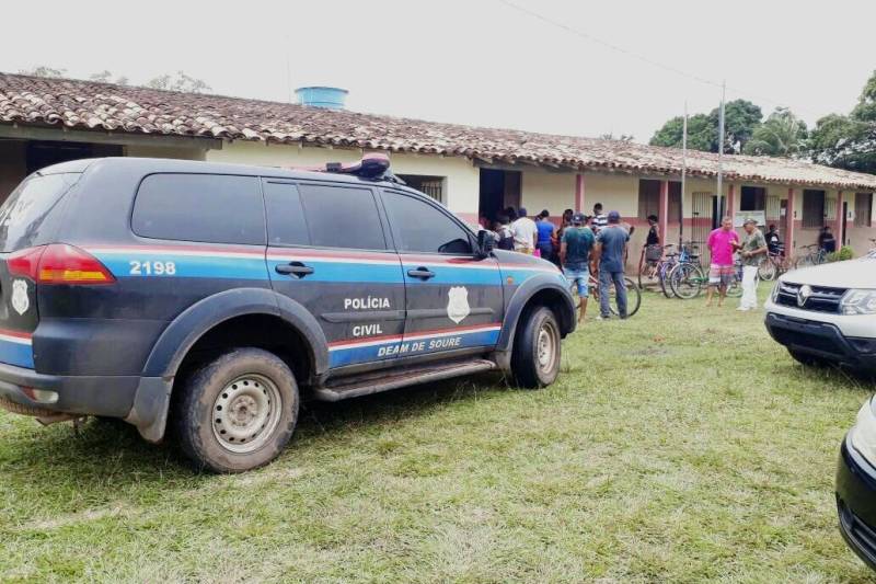 A Polícia Civil iniciou nesta quinta-feira (15) o Projeto Delegacia Itinerante Marajó, em Salvaterra, município do Arquipélago do Marajó. Realizado em parceria com a Secretaria Municipal de Promoção e Assistência Social de Salvaterra, o projeto tem por objetivo percorrer as principais comunidades rurais e quilombolas do município para expandir os serviços prestados pela Delegacia Especializada em Atendimento à Mulher (Deam), sediada em Soure, e que atende aos municípios do lado oriental do Marajó.
FOTO: ASCOM POLÍCIA CIVIL
DATA: 15.03.2018
SALVATERRA - PARÁ <div class='credito_fotos'>Foto: Ascom Polícia Civil | <a href='/midias/2018/originais/71046050-eaca-44ad-9bfd-eb66678b8916.jpg' download><i class='fa-solid fa-download'></i> Download</a></div>