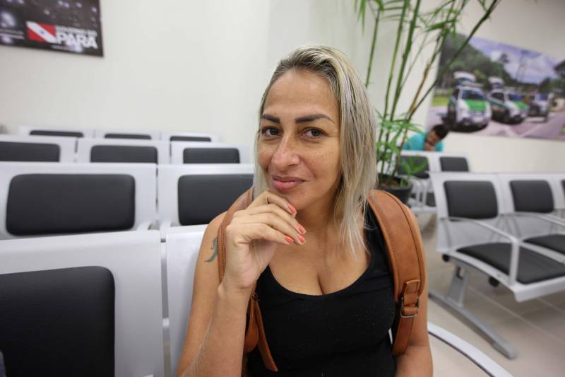 Carteira de identidade, habilitação e de trabalho. Seguro-desemprego, segunda via de boletos de água e multas de transito. Registros na Junta Comercial e DARFs de impostos. Registros de ocorrências na polícia e queixas ao Procon. Tudo num só lugar, rápido e fácil. O governador Simão Jatene entregou nesta sexta-feira, 04, à população a Estação Cidadania do Shopping Pátio Belém. É a sexta unidade de atendimento à população no estado do Pará. Num espaço de mais de mil metros quadrados, a população poderá contar com serviços de órgãos como: Banpará; Polícia Civil; Procon; Secretaria de Justiça e Direitos Humanos; Sistema Nacional de Empregos; Secretaria de Assistência Social, Trabalho e Renda; Junta Comercial do Estado, Secretaria da Fazenda, Cosanpa, Detran, Igeprev e Fundação Pro-Paz. Além desses, as novidades ficam por conta do Hemopa, oferecendo a possibilidade do cidadão doar sangue e da Secretaria Municipal de Mobilidade (Semob). Na foto, Sílvia Barroso.
FOTO: ANTÔNIO SILVA / AG. PARÁ
DATA: 04.05.2018
BELÉM - PARÁ <div class='credito_fotos'>Foto: Antônio Silva/Ag. Pará | <a href='/midias/2018/originais/71087aa5-b7a5-43ab-8614-a367da35872c.jpg' download><i class='fa-solid fa-download'></i> Download</a></div>