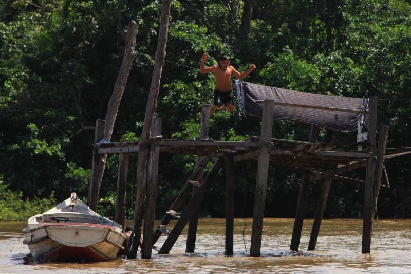 A ilha do Combu, umas 39 ilhas que fazem parte da capital paraense. O lugar já é bem conhecido dos belenenses que há anos atravessam o rio para frequentar os restaurantes, bares e tomar um banho de igarapé. No entanto, a ilha também é uma das quatro Áreas de Preservação Ambiental (APA) da Região Metropolitana de Belém gerido pelo Instituto de Desenvolvimento Florestal e da Biodiversidade do Estado do Pará (Ideflor-Bio) e oferece o turismo rural. O turismo rural é uma modalidade que leva o visitante a conhecer um pouco da rotina das comunidades ribeirinhas, saber como os seus produtos tradicionais são feitos, além de trilhar rotas preservadas nas matas ou nos rios. Ao invés de apenas comprar, o visitante conhece melhor a dinâmica do local.
FOTO: MÁCIO FERREIRA / AG. PARÁ
DATA: 22.07.2016
ILHA DO COMBU - PARÁ <div class='credito_fotos'>Foto: MÁCIO FERREIRA/ AG. PARÁ | <a href='/midias/2018/originais/710a2a57-c302-4842-9f23-a2e9a44f7b24.jpg' download><i class='fa-solid fa-download'></i> Download</a></div>