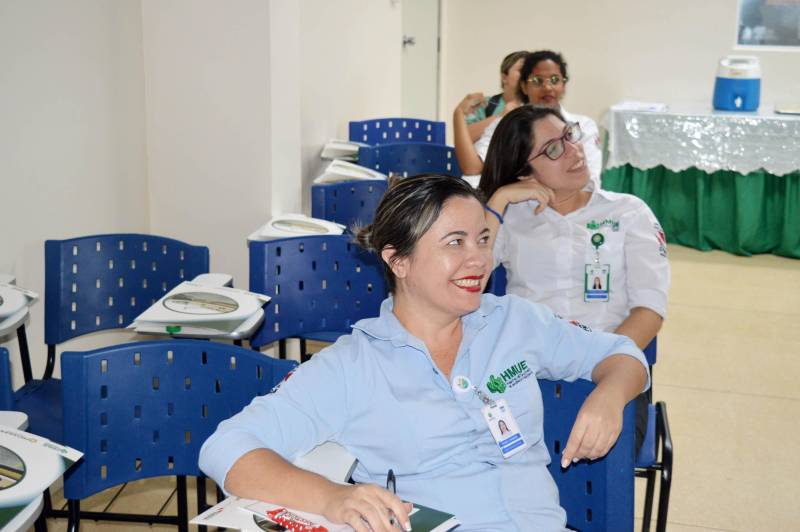 onceito que prioriza o tratamento domiciliar do paciente em condições de receber cuidados em casa, a desospitalização foi tema de uma roda de conversa nesta terça-feira (19), entre profissionais da assistência no Hospital Metropolitano de Urgência e Emergência (HMUE), localizado em Ananindeua, município da Região Metropolitana de Belém, e representantes do Programa Melhor em Casa, durante a programação da III Semana Multiprofissional e a XII Semana de Enfermagem da unidade.
FOTO: ASCOM HMUE
DATA: 19.06.2018
ANANINDEUA - PARÁ <div class='credito_fotos'>Foto: ASCOM HMUE | <a href='/midias/2018/originais/7111ae98-319d-4bb2-ba94-b2610c26a31d.jpg' download><i class='fa-solid fa-download'></i> Download</a></div>