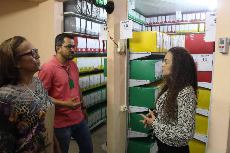 Na manhã desta sexta-feira, 11, a Secretária Estadual de Municípios Sustentáveis, Izabela Jatene, esteve na Fundação Casa da Cultura de Marabá (FCCM), para conversar com a coordenação sobre o fortalecimento da área de pesquisa da instituição. Em Marabá o foco foi o desenvolvimento da pesquisa desenvolvida pela Fundação Casa da Cultura, que precisa de parcerias para fortalecer esse importante trabalho. A instituição já soma o levantamento de 400 sítios arqueológicos e mais de um milhão de artefatos, segundo informações do coordenador do Núcleo de Arqueologia de Marabá, Marlon Prado.
FOTO: ANTONIO MACEDO / DIVULGAÇÃO
DATA: 11.05.2018
MARABÁ - PARÁ <div class='credito_fotos'>Foto: ANTONIO MACEDO / DIVULGAÇÃO | <a href='/midias/2018/originais/71132e08-89d4-4029-a467-e68d987a38a2.jpg' download><i class='fa-solid fa-download'></i> Download</a></div>