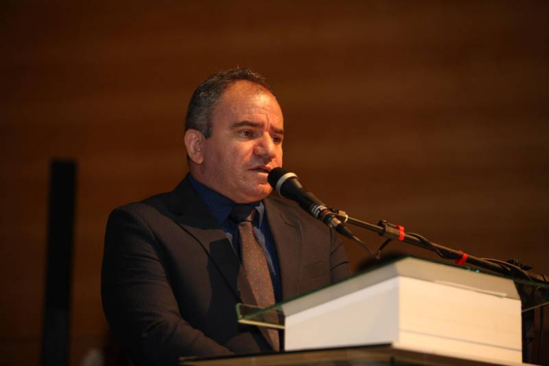 O Pará vai voltar a ter um delegado de polícia para cada município. A posse de 149 novos delegados da Polícia Civil, que aconteceu nesta segunda-feira (26) no Teatro Maria Sylvia Nunes, na Estação das Docas, vai garantir, com sobras, a cobertura completa dos 144 municípios do estado. Aprovados em concurso público, os novos delegados concluíram o curso de Formação da Polícia Civil do Pará no dia 15 deste mês. O curso foi o primeiro do Brasil a incluir sete disciplinas inéditas: Oratória, Atuação Policial frente aos Grupos Vulneráveis, Relacionamento com a Imprensa e Mídias Sociais, Abordagem Psicopatológica do Crime e da Violência, Investigação Financeira no Enfrentamento ao Crime de Lavagem de dinheiro, Noções Básicas de Enfrentamento às Fraudes Veiculares e Linguagem Brasileira de Sinais. O concurso aprovou ainda 300 investigadores, 180 escrivães e 20 papiloscopistas. Os novos policiais civis passaram por quatro meses de formação técnica e profissional na Acadepol. Com a nomeação, o próximo passo será a lotação dos novos servidores públicos nas unidades de Polícia Civil do estado, quando eles saberão em qual região do Pará trabalharão inicialmente. Na foto, o delegado-geral da Polícia Civil, Rilmar Firmino.
FOTO: SYDNEY OLIVEIRA / AG. PARÁ
DATA: 26.02.2018
BELÉM - PARÁ <div class='credito_fotos'>Foto: Sidney Oliveira/Ag. Pará | <a href='/midias/2018/originais/711d72d7-c315-4cab-8009-ecc2207ce7f4.jpg' download><i class='fa-solid fa-download'></i> Download</a></div>