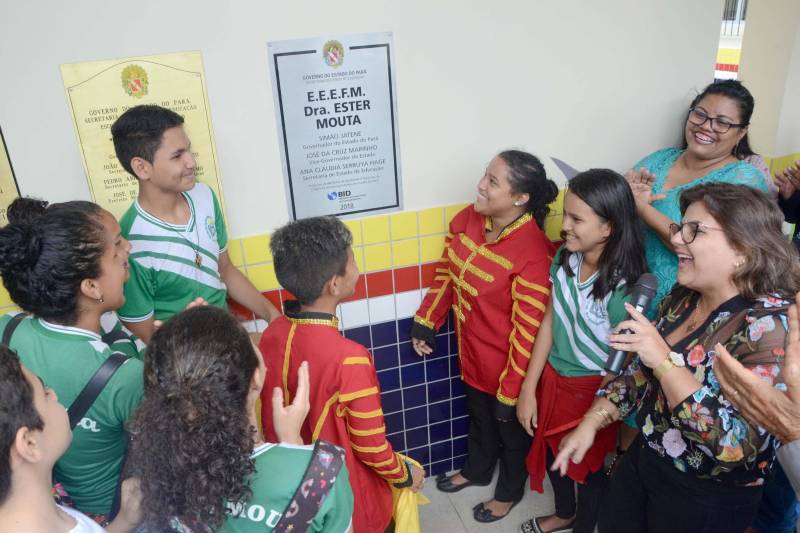 A Secretaria de Estado de Educação realizou na tarde desta terça-feira (04) visita para entrega de obra da Escola Estadual de Ensino Fundamental e Médio Dra. Ester Mouta, no município de Ponta de Pedras, na Ilha do Marajó. “A toda a comunidade e munícipe de Ponta de Pedras, a Escola Ester Mouta”, entregou a Secretaria de Estado de Educação, Ana Claudia Serruya Hage. “Nos inauguramos a escola com padrão de qualidade e agora cabe a todos os alunos, diretores e professores zelarem por esta escola que é um patrimônio púbico e que certamente várias gerações ainda passarão por ela. E que possamos manter ainda mais a cultura e a educação elevada em Ponta de Pedras", frisou Ana Claudia.
FOTO: FERNANDO NOBRE / ASCOM SEDUC
DATA: 04.12.2018
PONTAS DE PEDRAS - PARÁ <div class='credito_fotos'>Foto: FERNANDO NOBRE/ASCOM SEDUC | <a href='/midias/2018/originais/71279f39-b490-4ead-8631-161aacf97d25.jpg' download><i class='fa-solid fa-download'></i> Download</a></div>