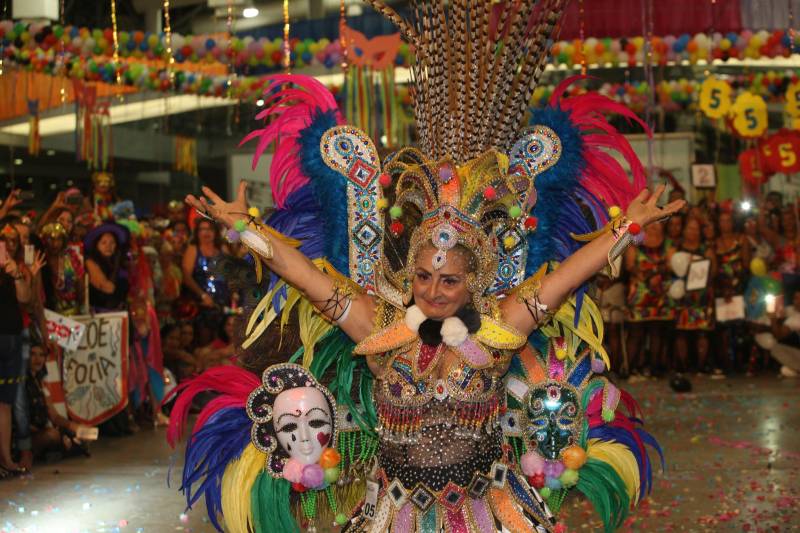 Mais de quatro mil idosos caíram na folia na tarde desta quarta-feira (7), durante o 18° Baile Carnavalesco da Melhor Idade, do projeto Vida Ativa, executado pela Secretaria de estado de Esporte e Lazer (Seel). Uma das grandes atrações foi o concurso que escolheu a “Rainha das Rainhas” da terceira idade, título que este ano ficou com a candidata Lindaura Cardoso, de 63 anos.
FOTO: CARLOS SODRÉ / AG. PARÁ
DATA: 07.02.2018
BELÉM - PARÁ <div class='credito_fotos'>Foto: CARLOS SODRÉ / AG. PARÁ | <a href='/midias/2018/originais/71313b23-1c5d-4bf5-865b-8b54d5dc205c.jpg' download><i class='fa-solid fa-download'></i> Download</a></div>