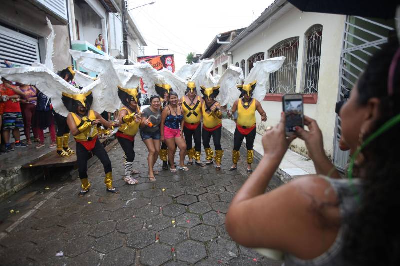 O professor Júlio Leal Gomes é natural de Vigia de Nazaré, no nordeste paraense, terra conhecida pela hospitalidade, principalmente em época festiva. Mantendo a tradição, no Carnaval Júlio e seus irmãos abrem a casa da família para amigos e outros parentes. Neste ano, o imóvel de quatro cômodos abrigou mais de 50 pessoas. Vigia tem um dos maiores e mais tradicionais carnavais do Pará. Nesta época do ano, a população do município, de 51.173 habitantes (Censo/IBGE), triplica com a chegada de brincantes oriundos de todo o Brasil, e os vigienses – igual coração de mãe - acolhem essa multidão. A estimativa é a cidade receber mais de 300 mil pessoas neste Carnaval.
FOTO: IGOR BRANDÃO / AG PARÁ
DATA: 13.02.2018
VIGIA - PARÁ <div class='credito_fotos'>Foto: IGOR BRANDÃO / AG. PARÁ | <a href='/midias/2018/originais/7132d090-5f89-472d-b93e-c6b1e32374d0.jpg' download><i class='fa-solid fa-download'></i> Download</a></div>