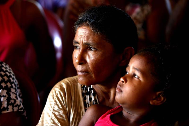 “Ter a posse da terra é a certeza de que nunca iremos perder o nosso direito, que nossos filhos e nossos netos poderão dar continuidade a nossa história em segurança. Foram anos de luta até chegar esse dia, agraciados com a assinatura do nosso título de terra. Só temos a agradecer a todos que fizeram parte disso e a cada um que lutou junto para que hoje isso se tornasse realidade”. A fala emocionada foi de seu Mário Araújo Silva, presidente da Associação Remanescente de Quilombo Espírito Santo, localizada no município do Acará, no nordeste do Estado. Ele assinou, neste sábado (24), junto com o governador Simão Jatene, o título que dá a posse da terra a comunidade. A fala do presidente traduz o sentimento das dezenas de famílias que moram no local, que agora tem a posse legítima do local onde seus antepassados viveram. “Sou filho de mãe negra. Nasci aqui como minha vó, bisavó, que fazem parte da história dessa comunidade que já existe a mais de 300 anos.
FOTO: SIDNEY OLIVEIRA / AG. PARÁ
DATA: 24.03.2018
ACARÁ - PARÁ <div class='credito_fotos'>Foto: Sidney Oliveira/Ag. Pará | <a href='/midias/2018/originais/713363b6-22a7-4e35-aaeb-097339372f04.jpg' download><i class='fa-solid fa-download'></i> Download</a></div>