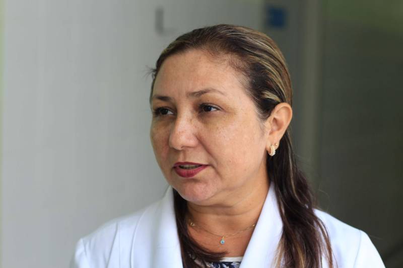 A Superintendência do Sistema Penitenciário do Estado (Susipe), por meio das diretorias de Assistência Biopsicossocial e de Reinserção Social, realizou nesta quinta-feira (13) a premiação do concurso de cartazes em alusão ao Dia "D" de Combate à Tuberculose – 15 de Dezembro -, instituído desde 2016 na Susipe. A data foi criada para ressaltar a necessidade de fomentar os procedimentos operacionais de controle da tuberculose e estabelecer um cronograma regular de atividades educativas em saúde (palestras, oficinas de arte e concursos), que sensibilize servidores e pessoas presas, para maior efetividade nas ações de controle da doença. Na foto, Liene Maués, enfermeira da Unidade Básica de Saúde do Complexo de Santa Izabel.

FOTO: AKIRA ONUMA / ASCOM SUSIPE
DATA: 13.12.2018
BELÉM - PARÁ <div class='credito_fotos'>Foto: Akira Onuma / Ascom Susipe   |   <a href='/midias/2018/originais/7136f8d8-d08e-44db-9294-4e43c062fa43.jpg' download><i class='fa-solid fa-download'></i> Download</a></div>