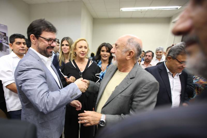 Carteira de identidade, habilitação e de trabalho. Seguro-desemprego, segunda via de boletos de água e multas de transito. Registros na Junta Comercial e DARFs de impostos. Registros de ocorrências na polícia e queixas ao Procon. Tudo num só lugar, rápido e fácil. O governador Simão Jatene (foto) entregou nesta sexta-feira, 04, à população a Estação Cidadania do Shopping Pátio Belém. É a sexta unidade de atendimento à população no estado do Pará. Num espaço de mais de mil metros quadrados, a população poderá contar com serviços de órgãos como: Banpará; Polícia Civil; Procon; Secretaria de Justiça e Direitos Humanos; Sistema Nacional de Empregos; Secretaria de Assistência Social, Trabalho e Renda; Junta Comercial do Estado, Secretaria da Fazenda, Cosanpa, Detran, Igeprev e Fundação Pro-Paz. Além desses, as novidades ficam por conta do Hemopa, oferecendo a possibilidade do cidadão doar sangue e da Secretaria Municipal de Mobilidade (Semob).
FOTO: ANTÔNIO SILVA / AG. PARÁ
DATA: 04.05.2018
BELÉM - PARÁ <div class='credito_fotos'>Foto: Antônio Silva/Ag. Pará | <a href='/midias/2018/originais/7138f93c-0c04-473a-9dfa-44950a2cef77.jpg' download><i class='fa-solid fa-download'></i> Download</a></div>