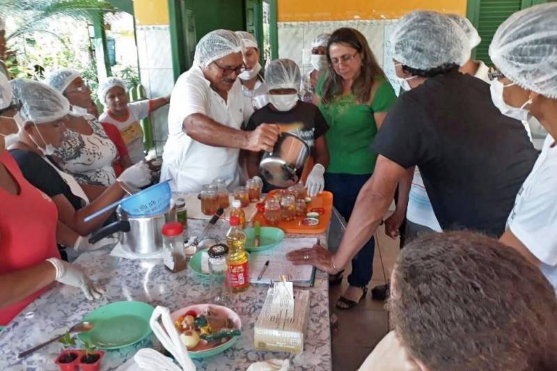 Uma agenda de atividades, que inclui oficinas e cursos (foto) de reaproveitamento de alimentos, faz parte do Programa de Assistência Técnica e Extensão Rural (Proater). Promovida pela Empresa de Assistência Técnica e Extensão Rural do Estado do Pará (Emater-Pará), em diversas comunidades da Região Metropolitana de Belém (RMB), a agenda é executada pela técnica em segurança alimentar e nutricional, Gilma Silva, especialista em alimentação alternativa, com ênfase no aproveitamento integral de alimentos. A agenda deste mês teve início no dia 3, com uma reunião no Centro de Referência em Assistência Social (Cras) Dom Zico. Na ocasião, 16 participantes, todos sem renda, conheceram os trabalhos da Emater e solicitaram o curso de reaproveitamento de alimentos. No dia 18 deste mês, 19 participantes do curso oferecido aprenderam a preparar arroz enriquecido e suco refrescante.
FOTO: ASCOM / EMATER
DATA: 22.04.2018
BELÉM - PARÁ <div class='credito_fotos'>Foto: ASCOM EMATER | <a href='/midias/2018/originais/713e9849-f4d5-4bec-b20c-d63b3fef88fe.jpg' download><i class='fa-solid fa-download'></i> Download</a></div>