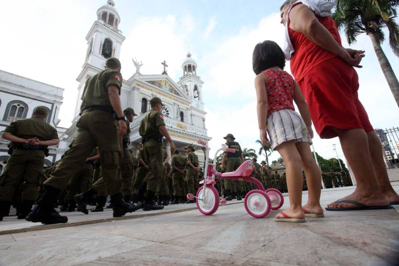 Cerca de 2 mil alunos do curso de formação de praças da Polícia Militar cumprem neste sábado (12) uma etapa importante da preparação: eles saem pela primeira vez às ruas, no estágio supervisionado, para vivenciar situações reais da carreira e, ao mesmo tempo, reforçar o policiamento ostensivo. Em Belém, cerca de 500 homens e mulheres se concentraram na Praça Santuário, em frente à Basílica de Nazaré, e saíram, em seguida, para diversos pontos da capital. A ação faz parte do pacote de medidas de combate à criminalidade e reforço da segurança pública anunciado pelo Governo do Estado.
FOTO: SIDNEY OLIVEIRA / AG. PARÁ
DATA: 12.05.2018
BELÉM - PARÁ <div class='credito_fotos'>Foto: Sidney Oliveira/Ag. Pará | <a href='/midias/2018/originais/71500c59-7d32-4013-9d3d-3601831ea834.jpg' download><i class='fa-solid fa-download'></i> Download</a></div>