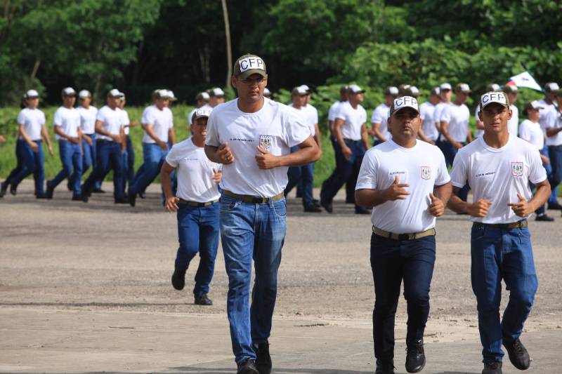 Cerca de 2.400 policiais militares que estão em processo de formação por meio dos Cursos de Formação de Praças (CFP), de Oficiais (CFO), de Habilitação de Oficiais (CHO) e de Adaptação de Oficiais (CHO). Os alunos do Curso de Formação de Praças da PMPA ingressarão no serviço externo ao final do 2º módulo da formação, previsto para abril.
FOTO: MÁCIO FERREIRA / AG. PARÁ
DATA: 15.02.2018
BELÉM - PARÁ <div class='credito_fotos'>Foto: MÁCIO FERREIRA/ AG. PARÁ | <a href='/midias/2018/originais/715529ea-b00e-4c26-82be-ce72cff424b8.jpg' download><i class='fa-solid fa-download'></i> Download</a></div>