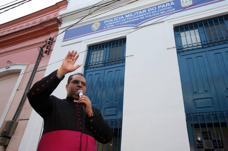 Leia Braúna mora há dois anos e meio no bairro da Cidade Velha e vê com alegria a instalação de uma sede da Polícia Militar na Rua Dr. Assis, bem pertinho de sua casa. O novo prédio da 1ª Companhia do 2º Batalhão da PM foi inaugurado na tarde desta quinta-feira, 5, e agora além de estar mais acessível aos moradores dos bairros da Campina, Reduto e Cidade Velha, oferece melhores condições de trabalho aos militares. O local foi cedido pela Arquidiocese de Belém em fevereiro deste ano de forma gratuita e por tempo indeterminado. Antes disso, a sub-unidade funcionava no 3º andar da seccional do Comércio. O Major Luiz Octávio, comandante do 2º Batalhão, informa que a Companhia atua com 165 policiais militares, que atendem cerca de 24 mil moradores da área. “A proximidade da Polícia Militar com a comunidade é um ponto primordial da instalação da 1ª Companhia, além de ser estratégico, porque se coloca em uma posição de atendimento rápido tanto ao Reduto, quanto para Campina e a própria Cidade Velha”, afirmou o oficial. Na foto, padre Roberto Carvalho.
FOTO: CARLOS SODRÉ / AG. PARÁ
DATA: 05.04.2018
BELÉM - PARÁ <div class='credito_fotos'>Foto: Carlos Sodré/Agência Pará | <a href='/midias/2018/originais/715bd722-d017-4b3f-a71b-1cc57550a4ac.jpg' download><i class='fa-solid fa-download'></i> Download</a></div>