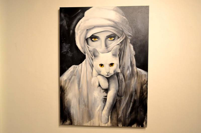 O arquiteto e artista visual Alexandre Dantas abre, hoje, 3, às 19h30, a exposição “Face a Face” (foto) com 20 telas de pintura, algumas em grandes dimensões na Galeria Theodoro Braga da Fundação Cultural do Pará (FCP). Com o trabalho, o artista faz um convite ao diálogo entre arte e espectador. “Pelas obras procurei expor meu consciente e o subconsciente, provocando o observador a desvendar meus pensamentos e reflexões sobre as pessoas e seus momentos, através de expressões ou intervenções nos rostos de anônimos”, pontua Alexandre Dantas. A exposição marca 10 anos da produção do artista, sendo 5 dedicados profissionalmente à pintura. A mostra foi contemplada no Prêmio Seiva no Edital Pauta Livre de 2018.
FOTO: ASCOM / FCP
DATA: 03.07.2018
BELÉM - PARÁ <div class='credito_fotos'>Foto: ASCOM FCP | <a href='/midias/2018/originais/715c271a-c8de-4653-8937-cd7069ef2f1f.jpg' download><i class='fa-solid fa-download'></i> Download</a></div>