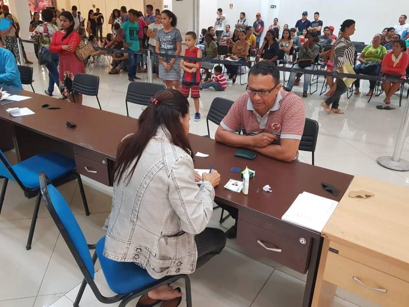 Diante da grande procura por emissão de carteira de identidade na Estação Cidadania Marabá, no sudeste paraense, a fila de espera para tirar o Registro Geral (RG) já previa atendimento até 2019. Para reduzir esse tempo de espera, a Polícia Civil do Pará começou nesta sexta-feira (23) a “Operação Polícia Cidadã”, no segundo piso do Shopping Center da sede municipal. O mutirão, que conta com 11 servidores da Secretaria de Estado de Segurança Pública e Defesa Social (Segup), prevê a emissão de 300 documentos por dia.
FOTO: KÉLIA SANTOS / ASCOM CRGSP
DATA: 23.03.2018
MARABÁ - PARÁ <div class='credito_fotos'>Foto: KÉLIA SANTOS / ASCOM CRGSP | <a href='/midias/2018/originais/7163cb34-26b3-4c5a-8f91-57224b73c746.jpg' download><i class='fa-solid fa-download'></i> Download</a></div>