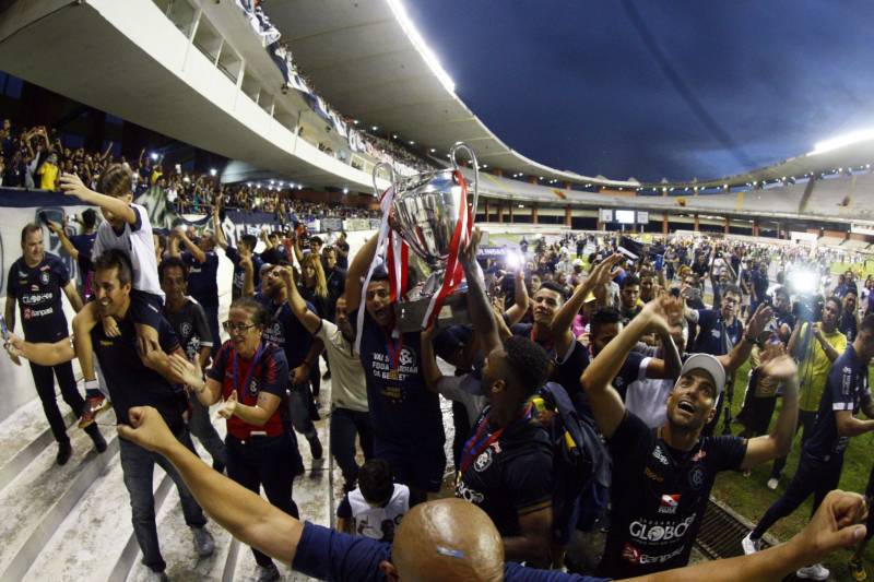 Foram exatos dois meses tentando assistir ao seu primeiro Re x Pa em 2018. Neste domingo, finalmente, a estudante Hendrea Souza convenceu o noivo, Arthur Pantoja, a levá-la ao Estádio Olímpico do Pará, o Mangueirão. E logo numa final. "Só trouxe porque vim no domingo passado e vi algumas mudanças no esquema de segurança", disse Arthur. "Tem mais policiais e a bebedeira em volta do estádio praticamente acabou", afirmou. As mudanças realmente aconteceram a partir do clássico do último dia primeiro e já surtiram efeito. A chamada “Operação Mangueirão” pôs em prática ações de ordenamento no entorno do estádio, com início a partir das 7h30 e encerramento às 20h. A operação determina a delimitação de espaço para atuação de vendedores ambulantes, proibição de veículos com sons automotivos ao redor do estádio e de barracas irregulares, seis pontos de bloqueio e dois para o ingresso de comerciantes e orientações ao público.
FOTO: THIAGO GOMES / AG. PARÁ
DATA: 08.04.2018
BELÉM - PARÁ <div class='credito_fotos'>Foto: Thiago Gomes /Ag. Pará | <a href='/midias/2018/originais/716937d3-123d-4290-9a9c-8249200b6e93.jpg' download><i class='fa-solid fa-download'></i> Download</a></div>