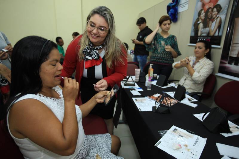 Nesta quarta-feira (2), a Secretaria de Assistência Social, Trabalho, Emprego e Renda (Seaster) realizou, na Casa do Trabalhador, uma ação de cidadania alusiva ao Dia do Trabalhador, celebrado ontem (1°). A programação contou com emissão de RG, encaminhamento para carteira de trabalho, intermediação de mão de obra através do SINE, testes rápidos de Hepatite C, atendimento médico com clínico geral, orientação jurídica e de contabilidade, cadastro e emissão de carteiras para artesãos, palestras e serviços de beleza. Iara Carvalho, de 22 anos, acordou cedo para participar da ação. Ela, que procura um emprego, foi encaminhada para a intermediação de mão de obra do SINE e aproveitou, também, para fazer um atendimento jurídico. “Fiquei sabendo da ação pela minha tia e vim participar. Conheço pessoas que conseguiram emprego pelo SINE e vim me cadastrar na torcida de conseguir um também. Espero já sair daqui com alguma entrevista marcada”, disse.
FOTO: MÁCIO FERREIRA / AG. PARÁ
DATA: 02.05.2018
BELÉM - PARÁ <div class='credito_fotos'>Foto: MÁCIO FERREIRA/ AG. PARÁ | <a href='/midias/2018/originais/7170176d-56bb-4726-8d2a-e91a7dc3765e.jpg' download><i class='fa-solid fa-download'></i> Download</a></div>