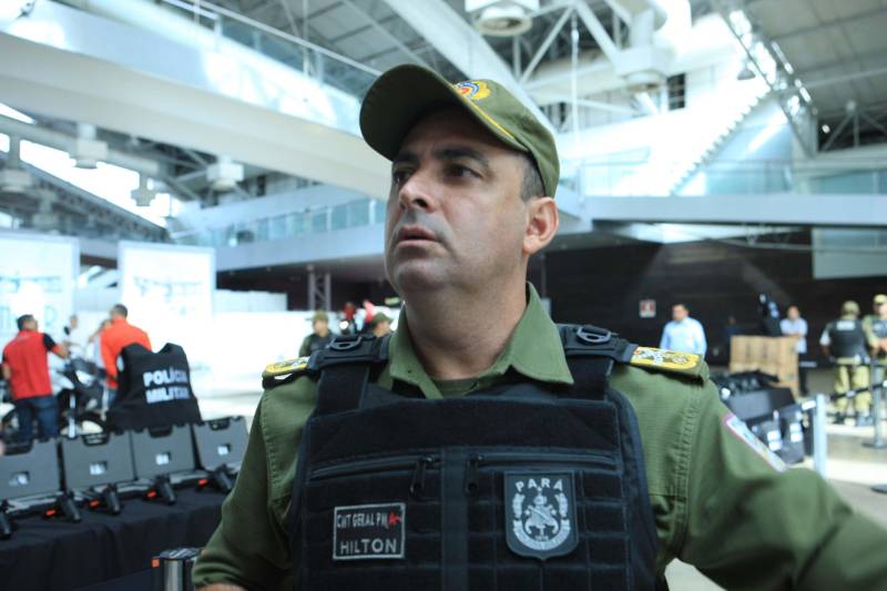 Com a entrega de mais 359 veículos, somente esta semana, o Governo do Pará reforçou a atuação da área de segurança pública em todo o Estado. Todos os veículos auxiliarão no combate a criminalidade e a manutenção da segurança em todo o território paraense. Boa parte desses veículos foi destinada diretamente para as guardas municipais, numa ação integrada com as Prefeituras, por meio da Secretaria de Segurança Pública e Defesa Social (Segup) com articulação da Secretaria de Municípios Sustentáveis, que define em conjunto com os municípios, a agenda de prioridades. A última etapa da entrega ocorreu nesta quinta-feira (5), no Hangar – Centro de Convenções da Amazônia. Na foto, o comandante geral da Polícia Militar do Estado, coronel Hilton Benigno.
FOTO: RODOLFO OLIVEIRA / AG. PARÁ
DATA: 05.07.2018
BELÉM - PARÁ <div class='credito_fotos'>Foto: Rodolfo Oliveira/Ag. Pará | <a href='/midias/2018/originais/717c7434-39be-4dfc-af98-3769cee7ad07.jpg' download><i class='fa-solid fa-download'></i> Download</a></div>