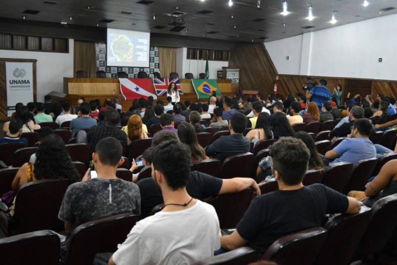 A secretária de Estado de Municípios Sustentáveis, Izabela Jatene (foto), falou sobre os desafios da sustentabilidade na Amazônia durante o evento Amazon Summer School, promovido pelo programa Chevening - que oferece bolsas de estudos de mestrado financiadas pelo Reino Unido e pelas Universidades da Amazônia (Unama) e Federal do Pará (UFPA).
FOTO: RAYANNE BULHÕES / ASCOM UNAMA
DATA: 26.02.2018
BELÉM - PARÁ <div class='credito_fotos'>Foto: RAYANNE BULHÕES / ASCOM UNAMA | <a href='/midias/2018/originais/7181061e-6133-4e3d-9bfe-459bc68208b6.jpg' download><i class='fa-solid fa-download'></i> Download</a></div>