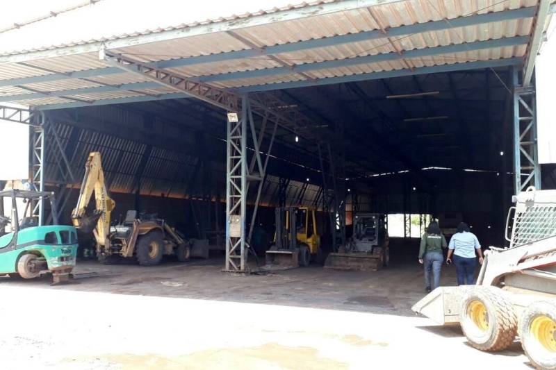 No intuito de coibir a prática ilegal de armazenamento de minérios, em especial o manganês, a Secretaria de Estado de Meio Ambiente e Sustentabilidade (Semas), com o apoio da Secretaria de Meio Ambiente de Barcarena (Semade), realizou ação de fiscalização ambiental intitulada Operação Minerioduto. A primeira etapa foi deslanchada no município de Barcarena, entre os dias 12 e 14 deste mês.
FOTO: ASCOM SEMAS
DATA: 18.04.2018
BARCARENA - PARÁ <div class='credito_fotos'>Foto: ASCOM SEMAS | <a href='/midias/2018/originais/718658bf-7fc8-47b9-8b5d-e8d3f389dd50.jpg' download><i class='fa-solid fa-download'></i> Download</a></div>