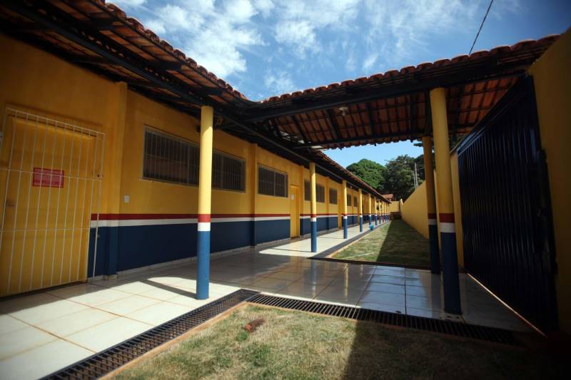 Também foram entregues nesta segunda (25) obras no distrito de Serra Pelada, em Curionópolis, sudeste do Estado. Uma das inaugurações foi a da Escola Estadual de Ensino Médio Joaquina Diamantina. A unidade de ensino teve investimento de R$ 220 mil em serviços nas redes elétrica e hidráulica, além de pintura, melhoria do forro e cobertura, assim como parte do piso, muro e calçada. Fundada em 1989, a escola foi praticamente reconstruída para atender com qualidade os 232 estudantes, nos turnos da tarde e à noite. São três salas de aula; bloco administrativo (sala da direção, sala dos professores e secretaria); uma copa cozinha, uma dispensa para armazenamento de alimentos da merenda escolar e banheiros masculino, feminino e de pessoa com deficiência (PCD). Em Curionópolis, o governador também entregou a pavimentação asfáltica de quatro quilômetros de vias urbanas, uma parceria com a Prefeitura de Curionópolis, dentro do Programa Asfalto na Cidade. Para esta obra, foram destinados R$ 1,7 milhão, que incluem serviços em terra, sub-base e base, pavimentação em CBUQ (Concreto Betuminoso Usinado a Quente) de três centímetros de espessura, meio-fio de concreto com lâmina d’água e sinalização horizontal. Curionópolis é um dos 99 municípios paraenses que assinaram com o governo o Termo de Asfalto, sendo que 33 já iniciaram as obras. Somados, os termos garantirão 529,6 km de pavimentação de vias urbanas – um investimento total de quase R$ 255 milhões do Tesouro Estadual.
FOTO: THIAGO GOMES / AG. PARÁ
DATA: 25.06.2018
CURIONÓPOLIS - PARÁ <div class='credito_fotos'>Foto: Thiago Gomes /Ag. Pará | <a href='/midias/2018/originais/7187c8d3-3664-450f-b1a8-447f5dfad4a8.jpg' download><i class='fa-solid fa-download'></i> Download</a></div>