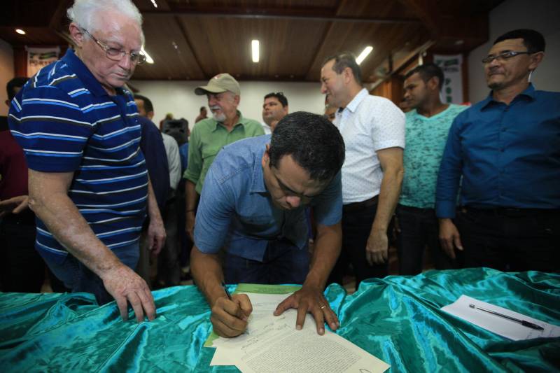 O produtor rural Nilson Corrêa da Silva, 23 anos, mora na comunidade Santo Ezequiel Moreno e produz alimentos em 700 hectares de terra na agrovila Acutipereira, no município de Portel, no arquipélago do Marajó. Mesmo morando e produzindo alimentos na comunidade, ele não possuía título de propriedade de terra. Para beneficiar produtores como Nilson, o governador Simão Jatene entregou, na manhã desta sexta-feira (23), títulos coletivos que beneficiaram mais de mil famílias. Os títulos também beneficiaram comunidades remanescentes de quilombos e povos tradicionais do município marajoara. O Pará foi o Estado que mais titulou áreas em prol dos remanescentes de quilombos no Brasil. Das 170 comunidades tituladas no país, 62 estão no Pará, sendo que destas 53 foram tituladas pelo Instituto de Terras do Pará (Iterpa).

FOTO: MÁCIO FERREIRA / AG. PARÁ
DATA: 23.03.2018
PORTEL - PARÁ <div class='credito_fotos'>Foto: MÁCIO FERREIRA/ AG. PARÁ   |   <a href='/midias/2018/originais/718ac38e-92bc-426c-9eb1-a9e38712ccc4.jpg' download><i class='fa-solid fa-download'></i> Download</a></div>