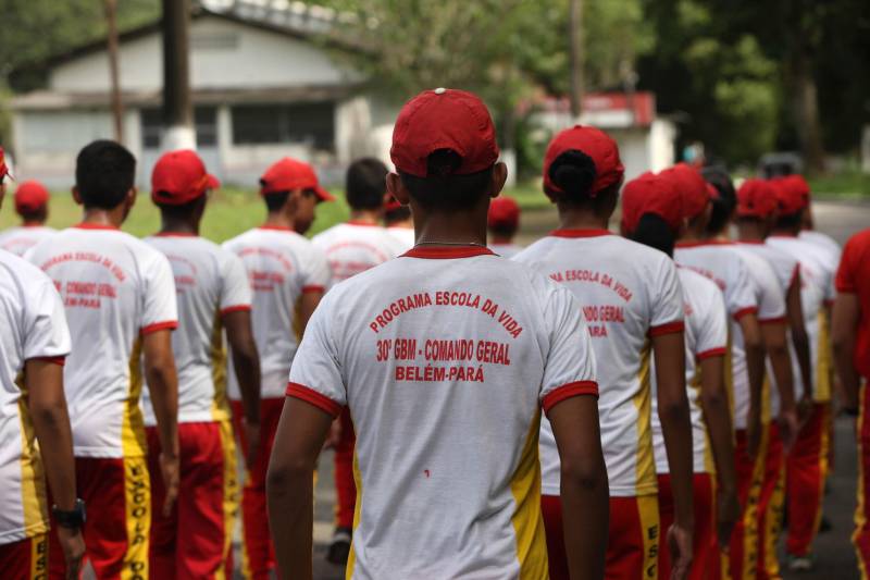 O Corpo de Bombeiros Militar do Pará também atua com um projeto de responsabilidade social que oferece perspectivas às crianças e adolescentes. O “Escola da Vida” começou no quartel da Cremação em 1993, com apenas 20 alunos. Hoje, alcança 3.200 alunos matriculados e distribuídos em 25 polos pelo Estado. Mais de 25 mil crianças já passaram pelo projeto que oferece informações, orientações, treinamento, educação e base de apoio para a formação do cidadão. Dos 25 polos do Projeto Escola da Vida, cinco estão em Belém, nos bairros da Cremação e Val de Cans, além de Icoaraci, Outeiro e Mosqueiro, funcionando dentro dos quartéis.
FOTO: SIDNEY OLIVEIRA / AG. PARÁ
DATA: 11.05.2018
BELÉM - PARÁ <div class='credito_fotos'>Foto: Sidney Oliveira/Ag. Pará | <a href='/midias/2018/originais/71a11a21-0833-4ed4-8c14-0af15c35818b.jpg' download><i class='fa-solid fa-download'></i> Download</a></div>