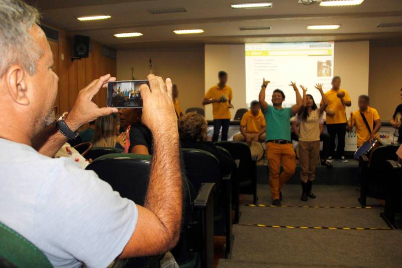 Profissionais que trabalham na Fundação de Atendimento Socioeducativo do Pará (Fasepa) participaram nesta sexta-feira (06), na Escola de Governança Pública do Estado do Pará (EGPA), em Belém, do último dia do encontro Diálogo Temático: “Construindo Novos Parâmetros Técnicos na Socioeducação”, que buscou sistematizar as diretrizes metodológicas do atendimento socioeducativo e reavaliar fluxos de trabalho, para ampliar a qualidade do atendimento socioeducativo. O evento contou com a participação de todos os representantes que atuam nas unidades socioeducativas da Região Metropolitana de Belém, de Marabá (na região sudeste) e Santarém (no oeste). A partir de algumas dinâmicas, os profissionais socializaram desafios e propuseram diferentes possibilidades na mediação e resolução de conflitos dentro das especialidades de cada um, seja em internação, internação provisória e semiliberdade. Após o encontro, um guia técnico será elaborado e vai nortear alguns procedimentos pedagógicos, visando melhorar os indicadores do atendimento socioeducativo no Estado.
FOTO: FRANKLIN SALVADOR / ASCOM FASEPA
DATA: 06.04.2018
BELÉM - PARÁ <div class='credito_fotos'>Foto: FRANKLIN SALVADOR / ASCOM FASEPA | <a href='/midias/2018/originais/71adf534-8466-48f2-a7b6-ba33de0fd53f.jpg' download><i class='fa-solid fa-download'></i> Download</a></div>