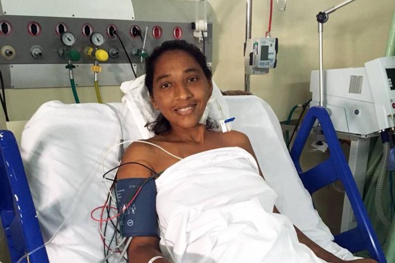 “Quando me ligaram para informar sobre o transplante, eu aceitei na hora. Foi a maior comemoração lá em casa! Espero que eu volte a ter uma vida normal, de pessoa normal, que trabalha e que estuda”, comemora Mariane Pinheiro Nobre (foto), de 35 anos, paciente do primeiro transplante de rim com doador falecido realizado em um município do interior da Amazônia. O procedimento aconteceu no Hospital Regional do Baixo Amazonas (HRBA), em Santarém (PA). Mariane fazia hemodiálise há quatro anos. Após muitas dores, mal estar e febre, ela foi diagnosticada com insuficiência renal. “Na primeira consulta, o médico já me internou, disse que eu estava com um problema muito sério no meu rim. No outro dia comecei a diálise”, lembra. Agora, ela comemora o transplante. “Minha vida vai mudar. Vou poder beber água à vontade! Sentia muita sede”.
FOTO: ASCOM / HRBA
DATA: 30.05.2018
SANTARÉM - PARÁ <div class='credito_fotos'>Foto: Ascom HRBA | <a href='/midias/2018/originais/71ae92a0-7492-4976-97b0-e42f7385a866.jpg' download><i class='fa-solid fa-download'></i> Download</a></div>