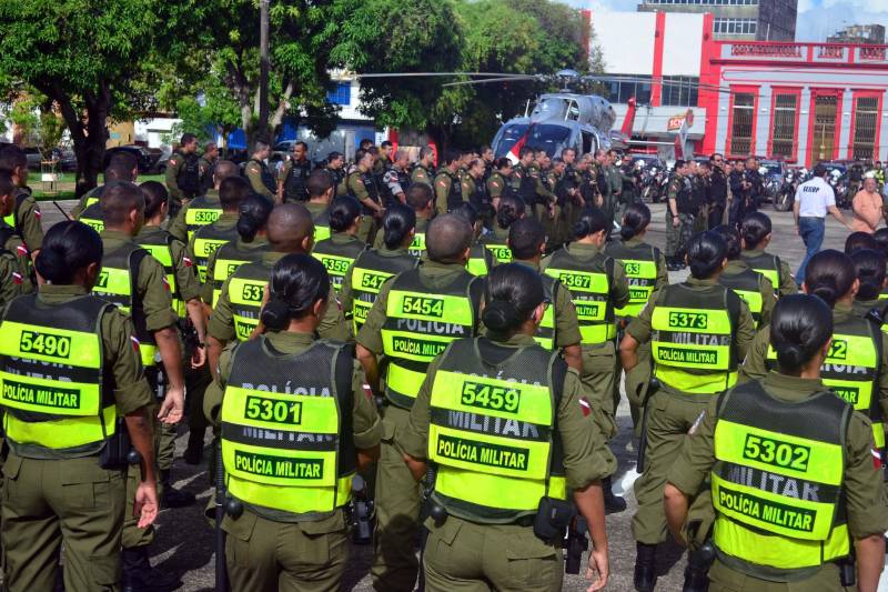 Foi lançada na manhã deste sábado, 8, na Praça da Bandeira, em Belém, a Operação Boas Festas (foto), coordenada pela Polícia Militar do Pará e integrada aos órgãos do Sistema de Segurança Pública do Estado. As ações da Boas Festas vão até o dia 1º de janeiro de 2019. A população do Estado contará com 6,6 mil policias militares que reforçarão o policiamento ordinário na capital, área metropolitana e demais regiões paraenses. 

FOTO: ELIELSON MODESTO / ASCOM SUSIPE
DATA: 08.12.2018
BELÉM - PARÁ <div class='credito_fotos'>Foto: Elielson Modesto / Ascom Segup   |   <a href='/midias/2018/originais/71b332a0-2338-4f95-ac8a-b694403465c1.jpg' download><i class='fa-solid fa-download'></i> Download</a></div>