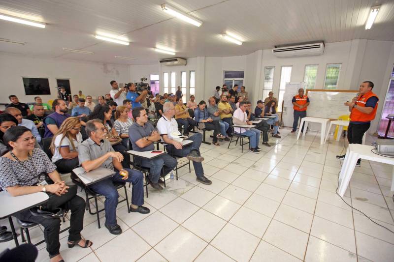 O Governador do Pará, Simão Jatene, esteve durante esta sexta-feira (13) no município de Paragominas. Além de visitar as áreas afetadas pela enxurrada que ocorreu na madrugada da quinta-feira (12), ele conversou com moradores atingidos, reuniu com autoridades municipais, secretários de estado, com o Corpo de Bombeiros e a Defesa Civil para traçar as metas e ações a serem cumpridas para restabelecer a normalidade na cidade. A forte enxurrada, que durou toda a madrugada, alagou cerca de 40% da cidade e atingiu 350 famílias. Até o momento, 13 locais foram adequados para funcionar como abrigo, entre escolas, associações, ginásios, entre outros, para receber desabrigados e desalojados.

FOTO: SIDNEY OLIVEIRA / AG. PARÁ
DATA: 13.04.2018
PARAGOMINAS - PARÁ <div class='credito_fotos'>Foto: Sidney Oliveira/Ag. Pará   |   <a href='/midias/2018/originais/71b41945-95a0-4958-b77b-195f95128e29.jpg' download><i class='fa-solid fa-download'></i> Download</a></div>