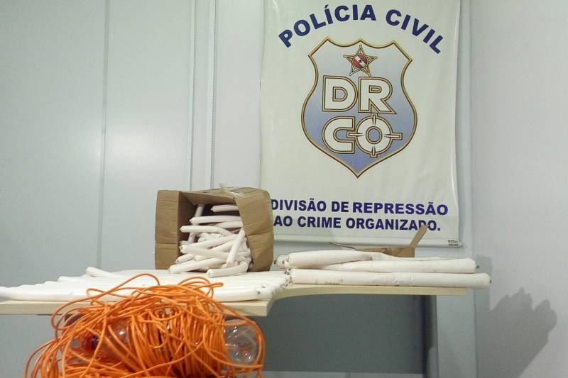 Nesta quinta-feira (15), a Polícia Civil apresentou cinco acusados de envolvimento em um grupo criminoso, responsável por roubos a agências bancárias no sudeste do Pará. Os presos foram apresentados na sede da Divisão de Repressão ao Crime Organizado (DRCO), em Belém. Os cinco presos conduzidos para Belém são Jonatan Pereira Barcelos (“Vaqueirinho”); Alexsandro Souza de Oliveira (“Grande"); Eduardo Almeida Maia da Silva (“Magrão”); Kayo Fernando Menezes da Silva, e Pedro Henrique Reis Dias, que foi preso em Palmas (TO).

FOTO: ASCOM POLÍCIA CIVIL
DATA: 15.02.2018
BELÉM - PARÁ <div class='credito_fotos'>Foto: Ascom Polícia Civil   |   <a href='/midias/2018/originais/71b8060f-81bc-4656-8ab1-d8037459b198.jpg' download><i class='fa-solid fa-download'></i> Download</a></div>