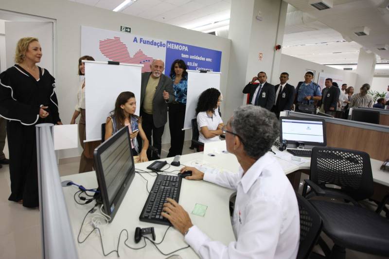 Carteira de identidade, habilitação e de trabalho. Seguro-desemprego, segunda via de boletos de água e multas de transito. Registros na Junta Comercial e DARFs de impostos. Registros de ocorrências na polícia e queixas ao Procon. Tudo num só lugar, rápido e fácil. O governador Simão Jatene (foto) entregou nesta sexta-feira, 04, à população a Estação Cidadania do Shopping Pátio Belém. É a sexta unidade de atendimento à população no estado do Pará. Num espaço de mais de mil metros quadrados, a população poderá contar com serviços de órgãos como: Banpará; Polícia Civil; Procon; Secretaria de Justiça e Direitos Humanos; Sistema Nacional de Empregos; Secretaria de Assistência Social, Trabalho e Renda; Junta Comercial do Estado, Secretaria da Fazenda, Cosanpa, Detran, Igeprev e Fundação Pro-Paz. Além desses, as novidades ficam por conta do Hemopa, oferecendo a possibilidade do cidadão doar sangue e da Secretaria Municipal de Mobilidade (Semob).
FOTO: ANTÔNIO SILVA / AG. PARÁ
DATA: 04.05.2018
BELÉM - PARÁ <div class='credito_fotos'>Foto: Antônio Silva/Ag. Pará | <a href='/midias/2018/originais/71b8e9b2-3121-424f-a656-7fb34d891ff5.jpg' download><i class='fa-solid fa-download'></i> Download</a></div>