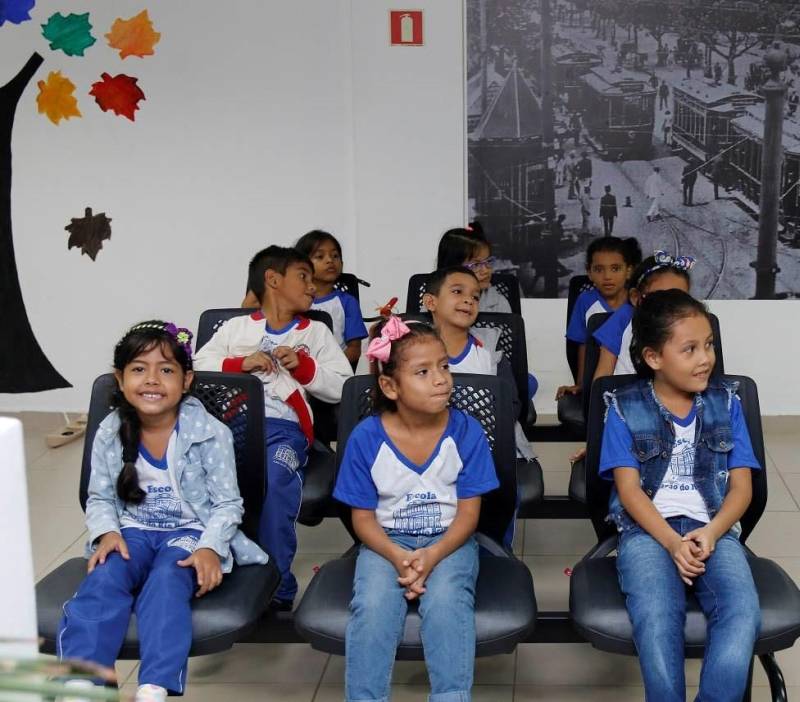 Crianças da Escola Municipal de Ensino Fundamental Barão do Rio Branco (foto), em Belém, participaram, na manhã desta terça-feira (8), das ações de mobilização da campanha Maio Amarelo. Uma equipe da Coordenadoria de Educação para o Trânsito, do Departamento de Trânsito do Estado (Detran), buscou conscientizar a garotada com relação aos altos índices de acidente no trânsito. Os alunos que tinham entre 6 e 7 anos participaram de mini palestras sobre comportamento seguro nas vias, o uso do cinto de segurança e equipamento de retenção (cadeirinha), travessia nas faixas, além de assistirem a vídeos educativos. A campanha nacional de combate à violência viária chega a sua 5ª edição com o tema “Nós Somos o Trânsito”, que busca, em 2018, sensibilizar a sociedade para as questões da mobilidade. De acordo com o Observatório Nacional de Segurança Viária, 90% dos acidentes têm como motivação as falhas humanas como imperícia, imprudência e desatenção.
FOTO: ASCOM / DETRAN
DATA: 08.05.2018
BELÉM - PARÁ <div class='credito_fotos'>Foto: ASCOM DETRAN | <a href='/midias/2018/originais/71bb7bc8-f87a-4521-a8d5-fcacef8f83f1.jpg' download><i class='fa-solid fa-download'></i> Download</a></div>
