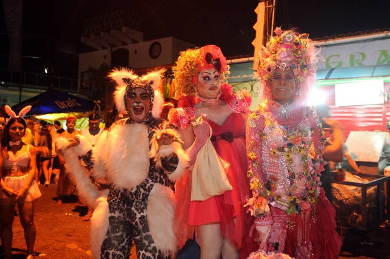 O professor Júlio Leal Gomes é natural de Vigia de Nazaré, no nordeste paraense, terra conhecida pela hospitalidade, principalmente em época festiva. Mantendo a tradição, no Carnaval Júlio e seus irmãos abrem a casa da família para amigos e outros parentes. Neste ano, o imóvel de quatro cômodos abrigou mais de 50 pessoas. Vigia tem um dos maiores e mais tradicionais carnavais do Pará. Nesta época do ano, a população do município, de 51.173 habitantes (Censo/IBGE), triplica com a chegada de brincantes oriundos de todo o Brasil, e os vigienses – igual coração de mãe - acolhem essa multidão. A estimativa é a cidade receber mais de 300 mil pessoas neste Carnaval.
FOTO: IGOR BRANDÃO / AG PARÁ
DATA: 13.02.2018
VIGIA - PARÁ <div class='credito_fotos'>Foto: IGOR BRANDÃO / AG. PARÁ | <a href='/midias/2018/originais/71be5828-c6c0-4211-acf5-8053d344a1ab.jpg' download><i class='fa-solid fa-download'></i> Download</a></div>
